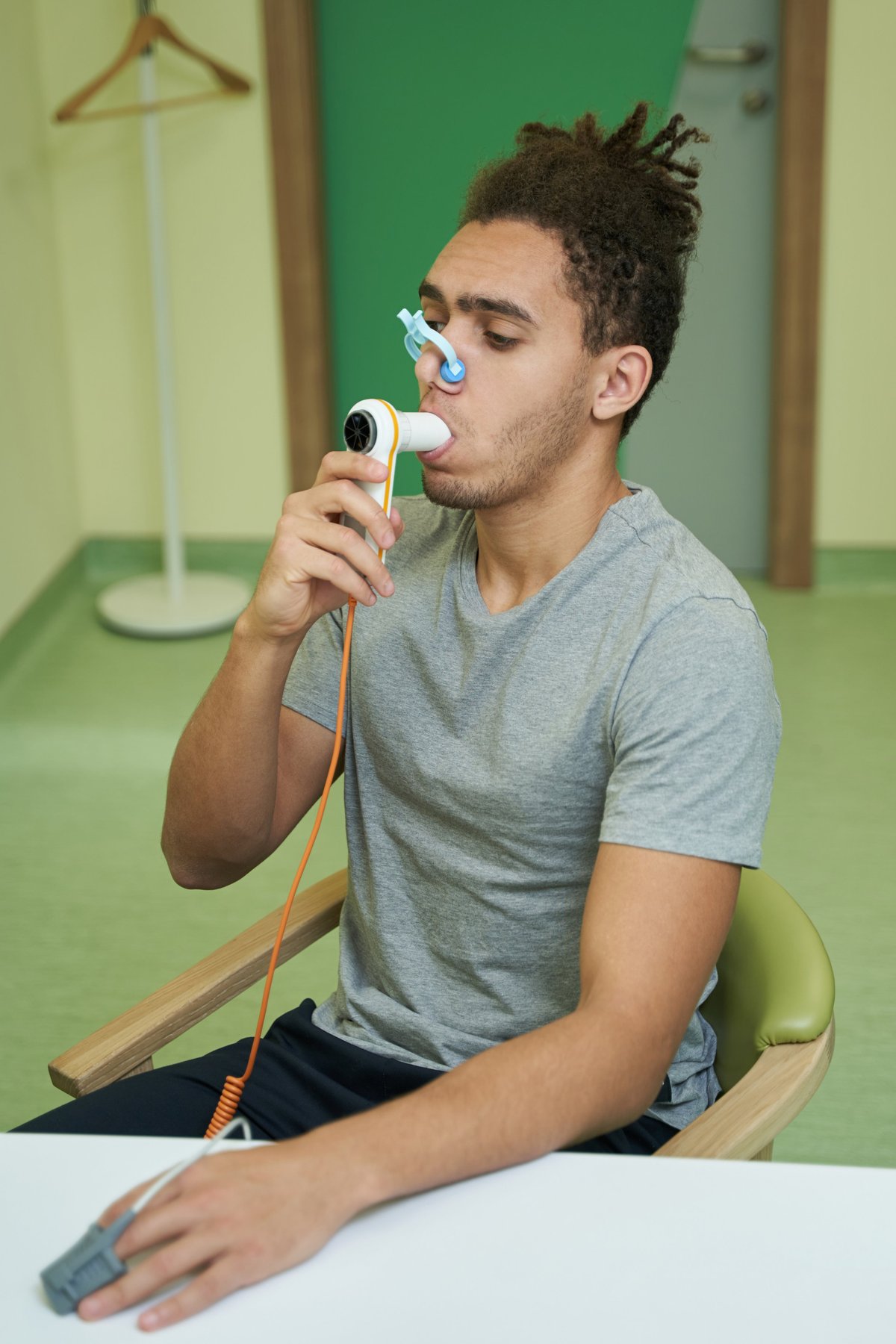 Patient atmet bei einer Spirometrie in das Mundstück des Messgeräts